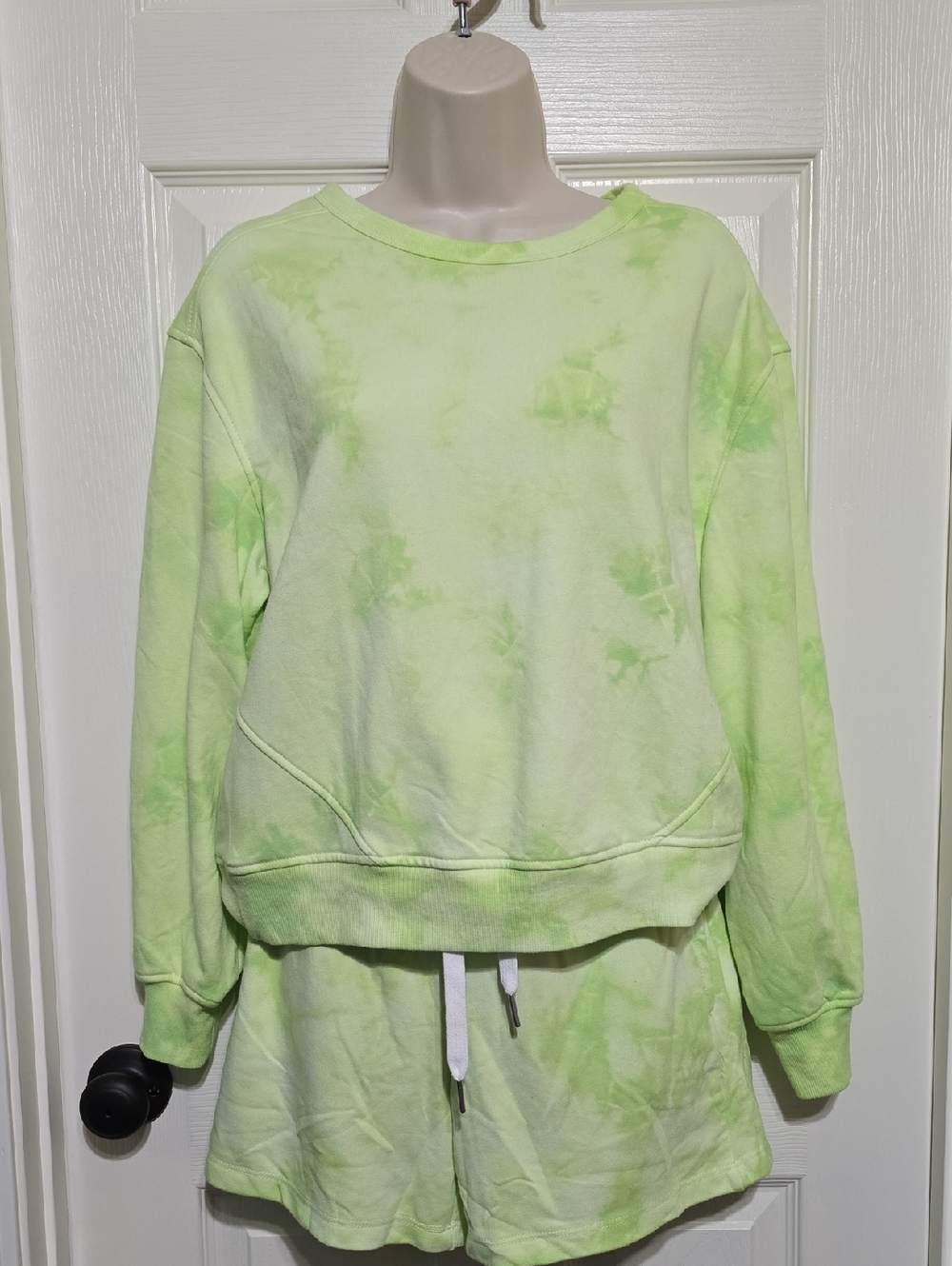 Women’s Tie-Dye Crewneck Sweatshirt And Matching Shorts in Light Green
